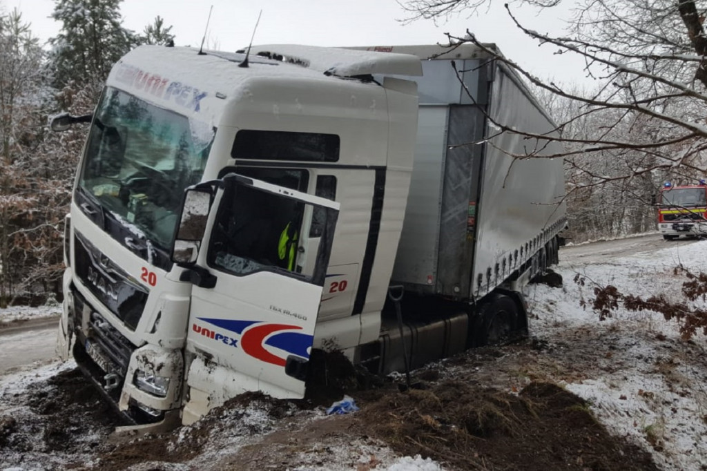 Pierwsze objawy zimy, a na drogach kolizje i zator