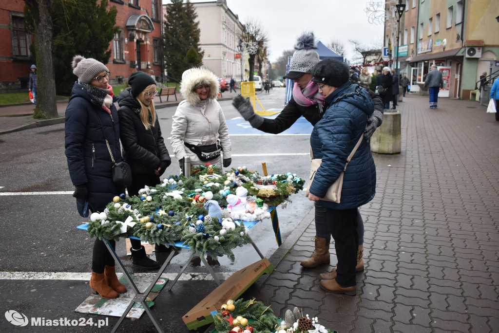 Radosny miastecki kiermasz świąteczny