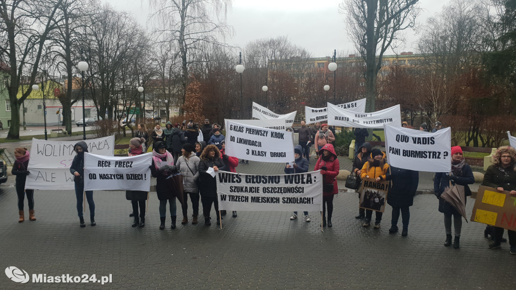 Reorganizacja oświaty - PROTEST  w ratuszu