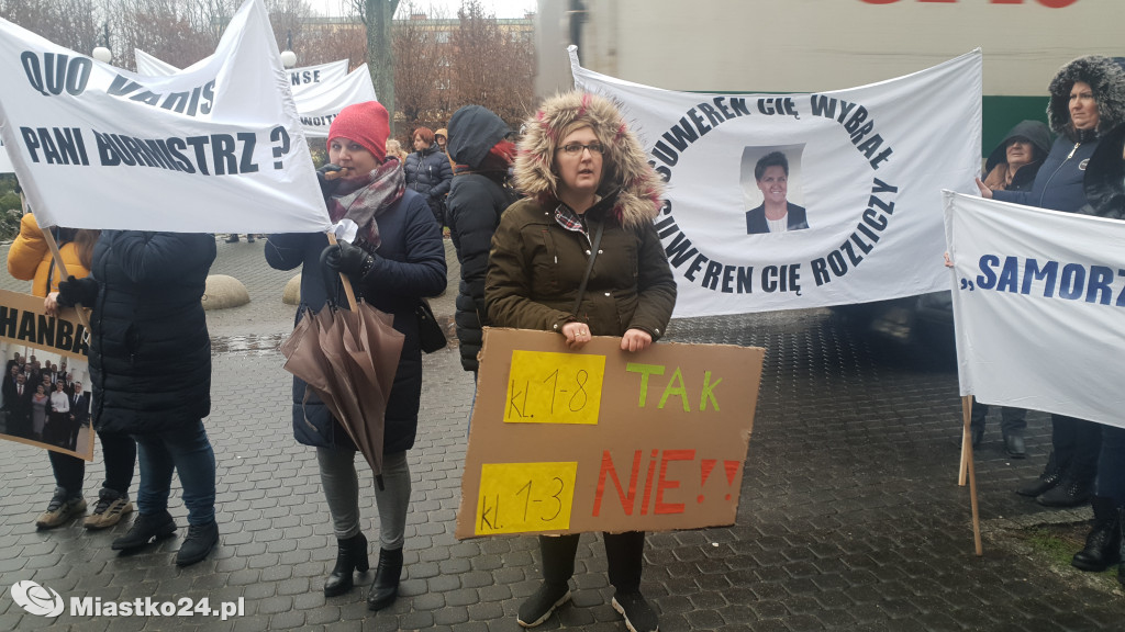 Reorganizacja oświaty - PROTEST  w ratuszu