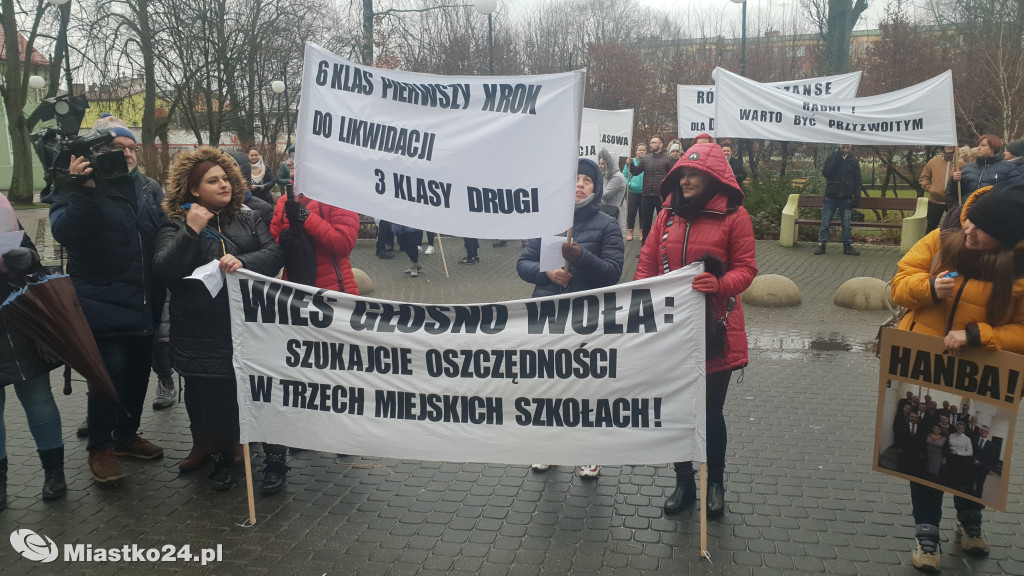 Reorganizacja oświaty - PROTEST  w ratuszu
