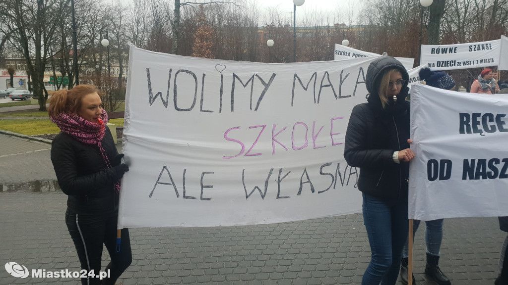 Reorganizacja oświaty - PROTEST  w ratuszu