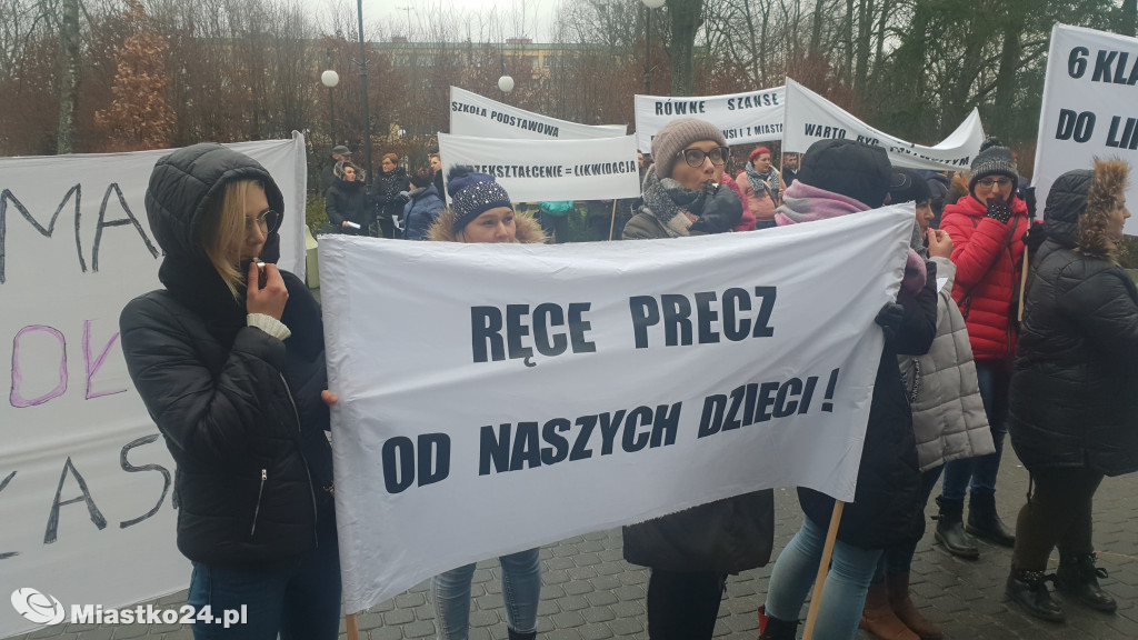 Reorganizacja oświaty - PROTEST  w ratuszu