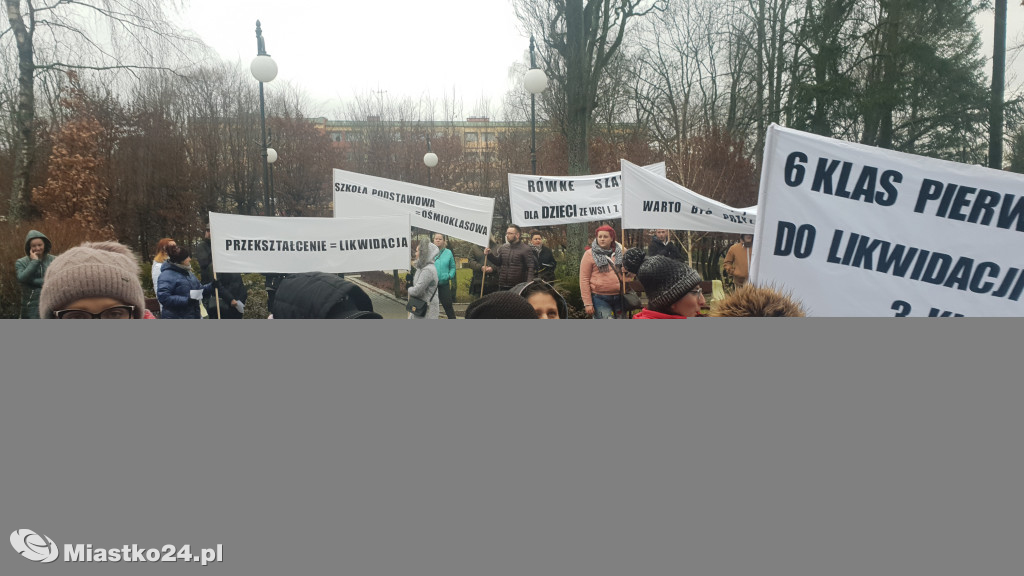 Reorganizacja oświaty - PROTEST  w ratuszu