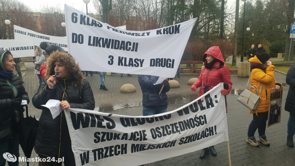 Reorganizacja oświaty - PROTEST  w ratuszu