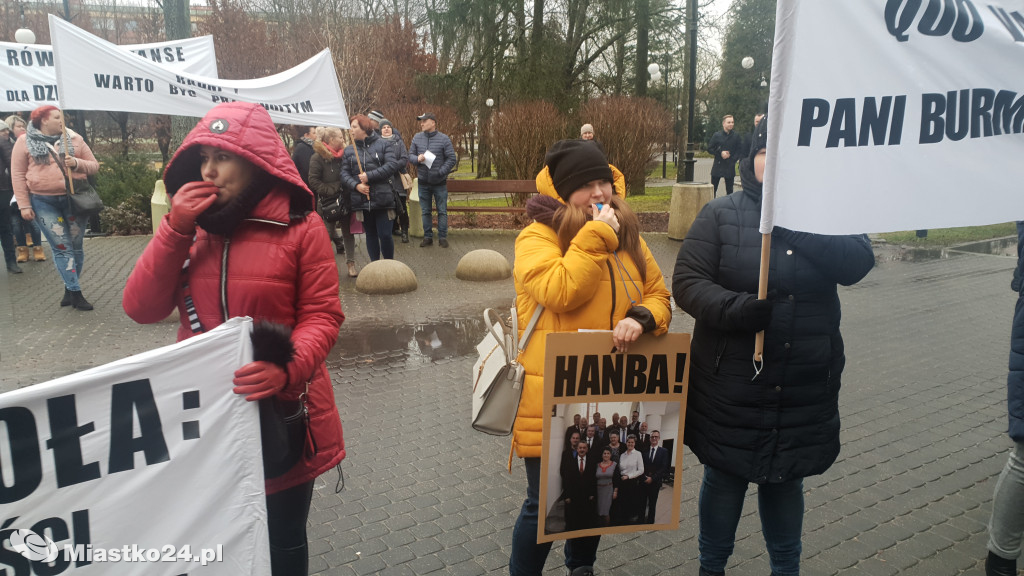 Reorganizacja oświaty - PROTEST  w ratuszu