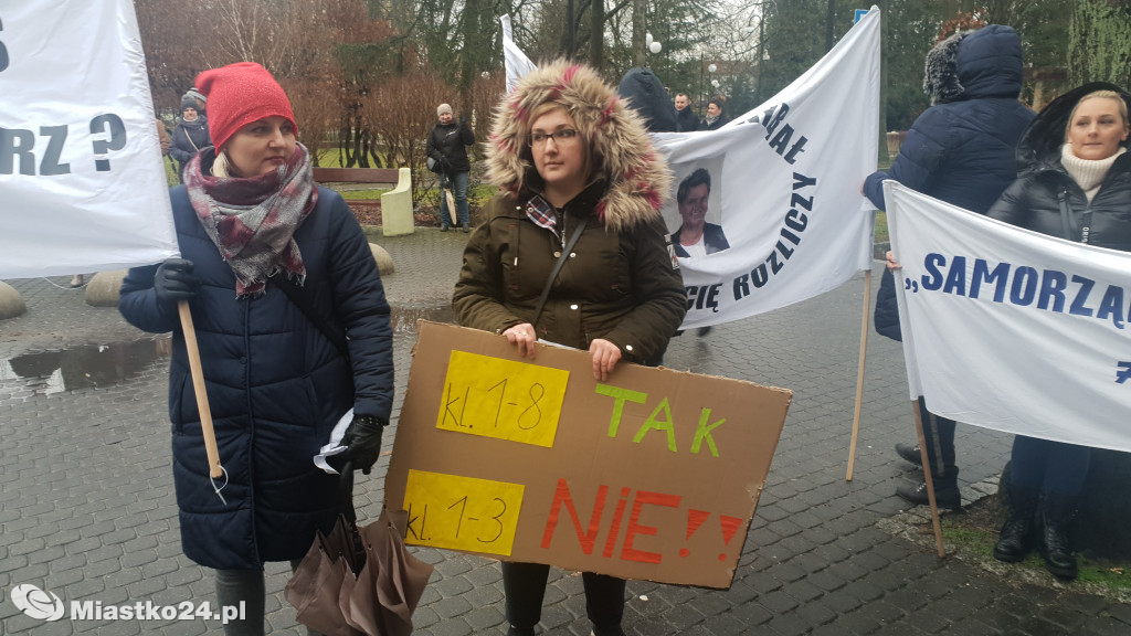 Reorganizacja oświaty - PROTEST  w ratuszu