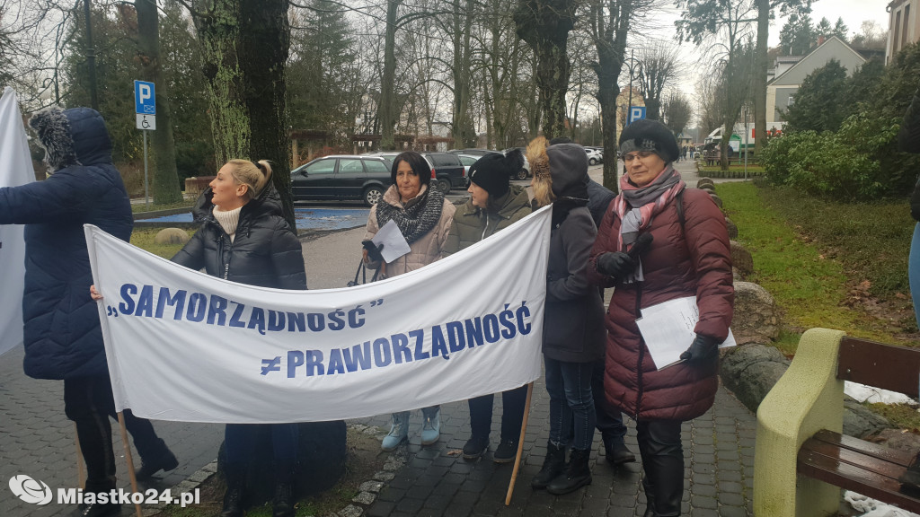 Reorganizacja oświaty - PROTEST  w ratuszu