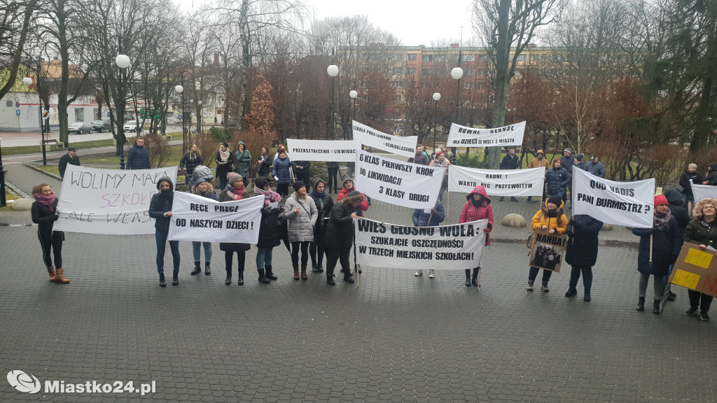Reorganizacja oświaty - PROTEST  w ratuszu