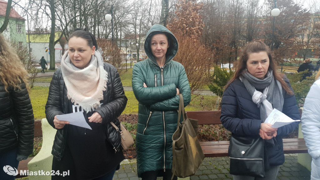 Reorganizacja oświaty - PROTEST  w ratuszu