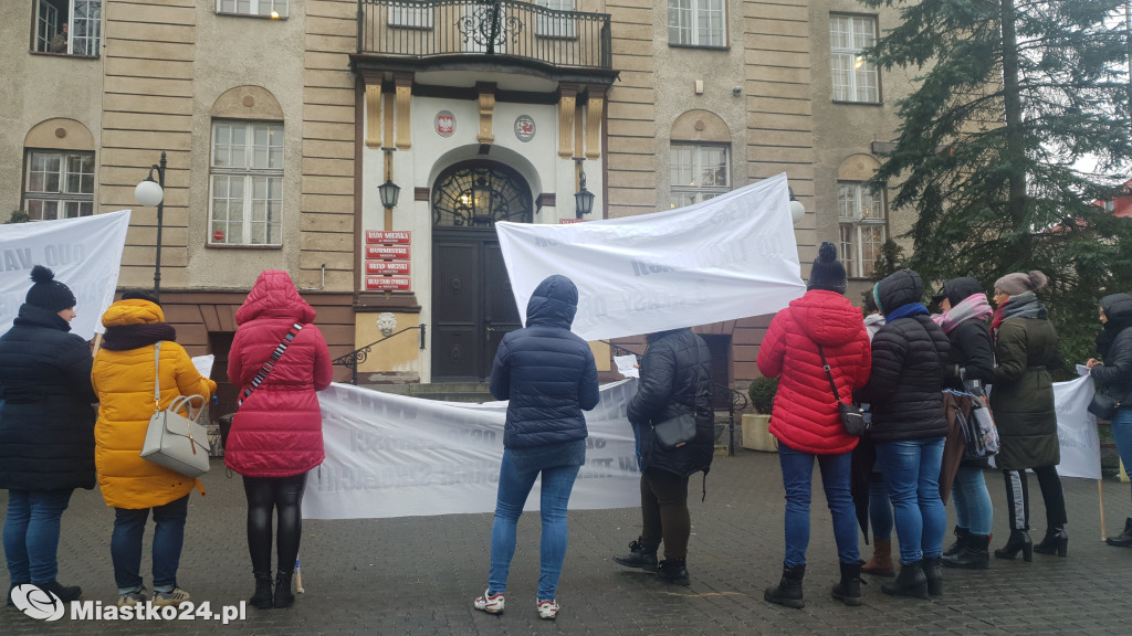 Reorganizacja oświaty - PROTEST  w ratuszu