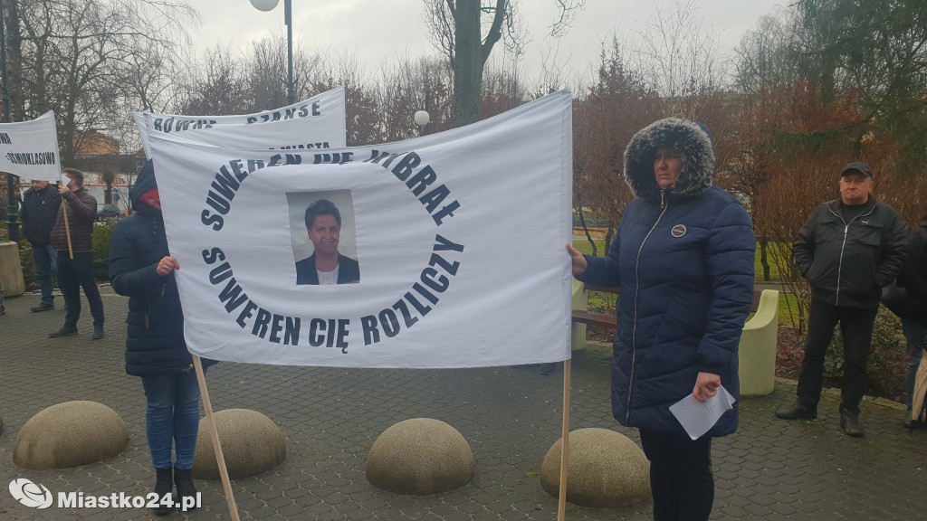 Reorganizacja oświaty - PROTEST  w ratuszu