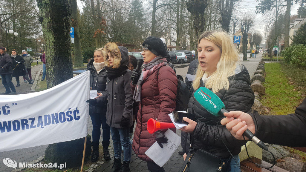 Reorganizacja oświaty - PROTEST  w ratuszu