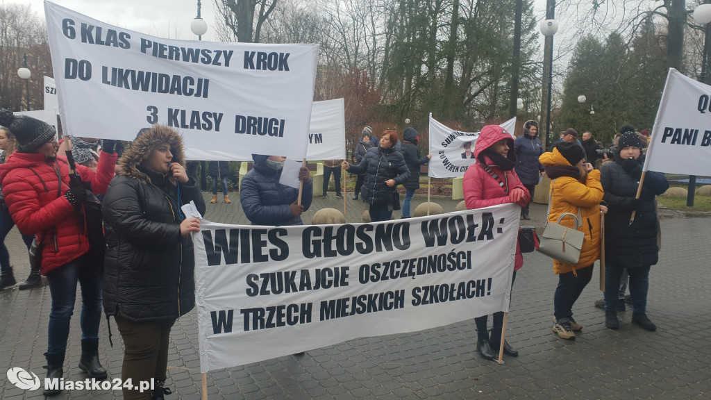 Reorganizacja oświaty - PROTEST  w ratuszu