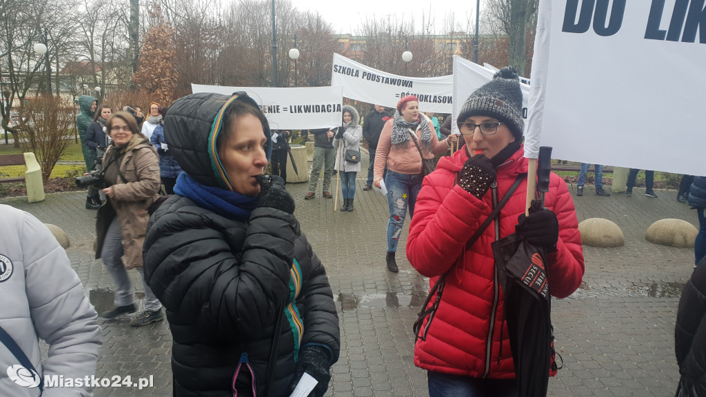 Reorganizacja oświaty - PROTEST  w ratuszu