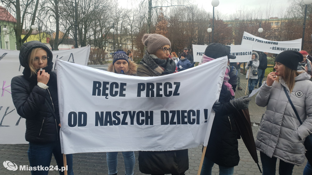 Reorganizacja oświaty - PROTEST  w ratuszu