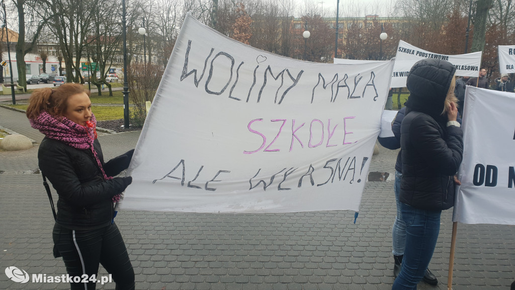 Reorganizacja oświaty - PROTEST  w ratuszu