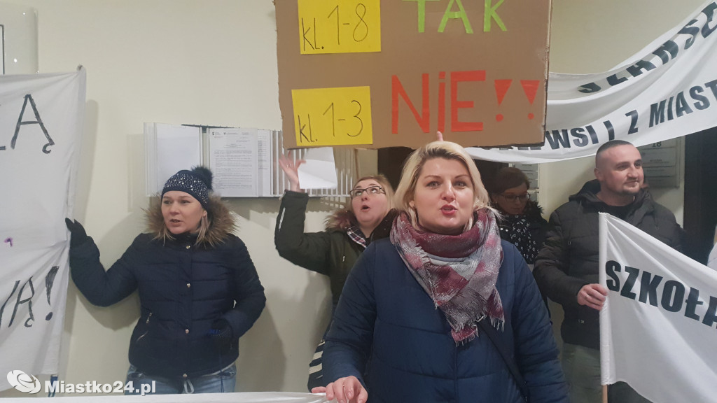 Reorganizacja oświaty - PROTEST  w ratuszu