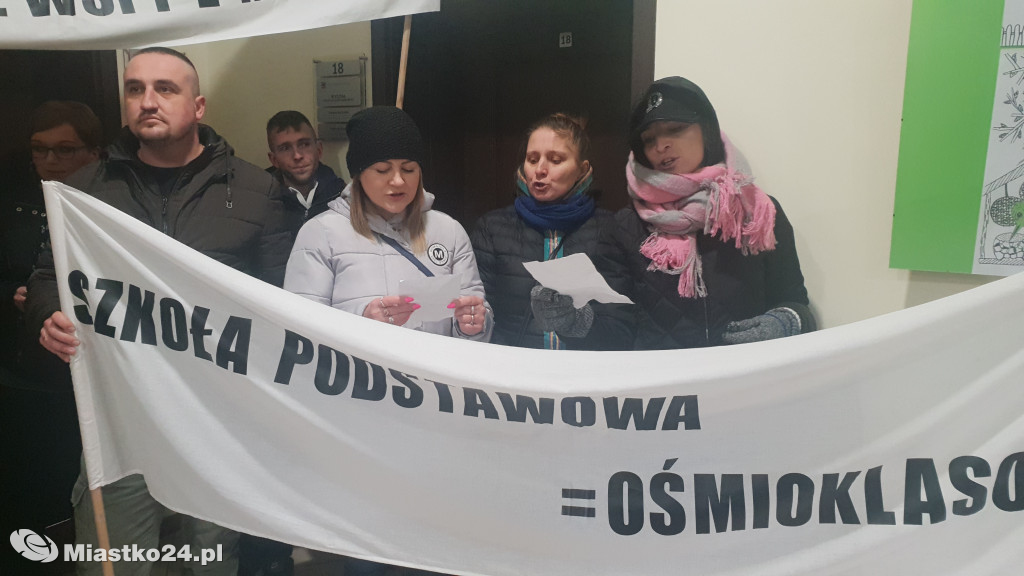 Reorganizacja oświaty - PROTEST  w ratuszu