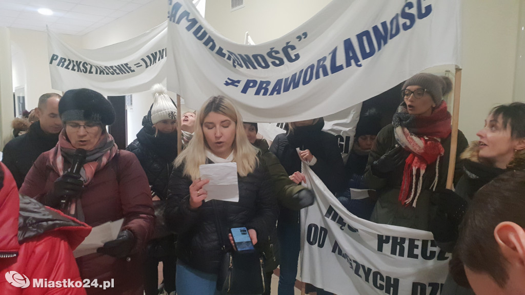 Reorganizacja oświaty - PROTEST  w ratuszu