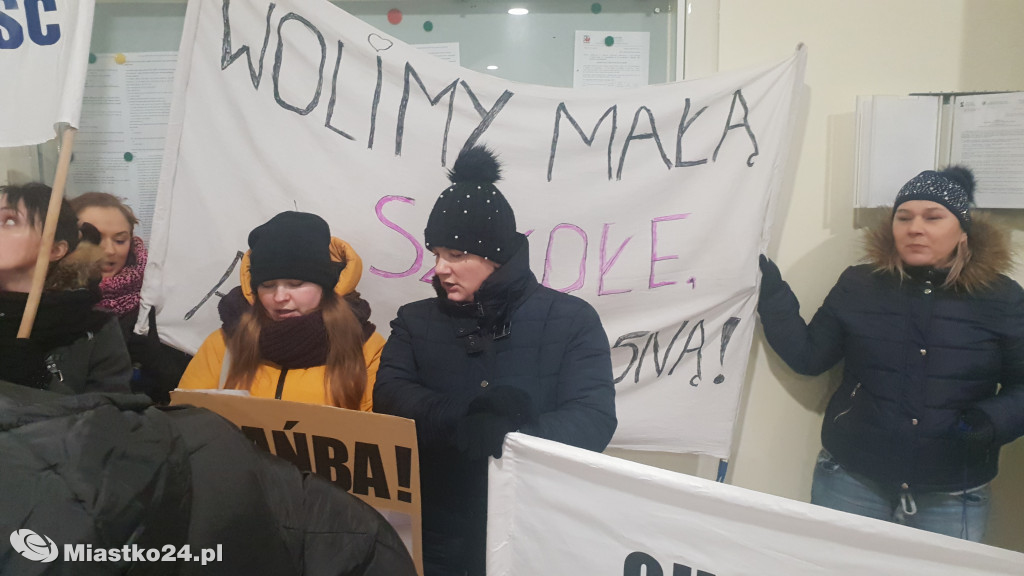 Reorganizacja oświaty - PROTEST  w ratuszu