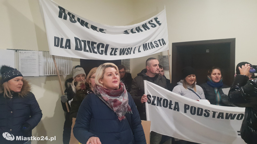 Reorganizacja oświaty - PROTEST  w ratuszu