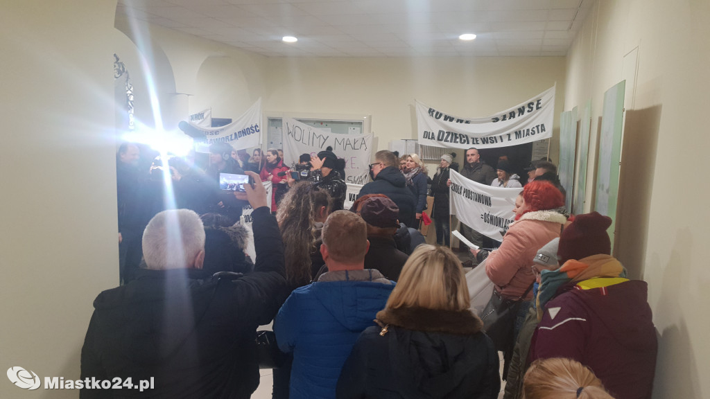 Reorganizacja oświaty - PROTEST  w ratuszu