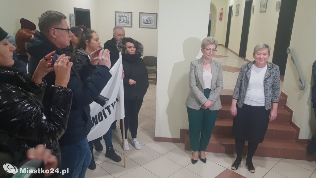 Reorganizacja oświaty - PROTEST  w ratuszu