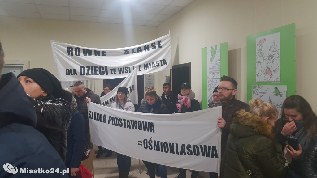 Reorganizacja oświaty - PROTEST  w ratuszu