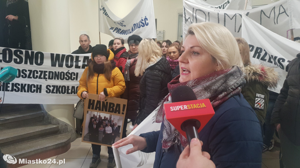 Reorganizacja oświaty - PROTEST  w ratuszu