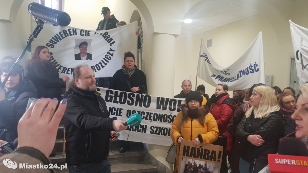 Reorganizacja oświaty - PROTEST  w ratuszu