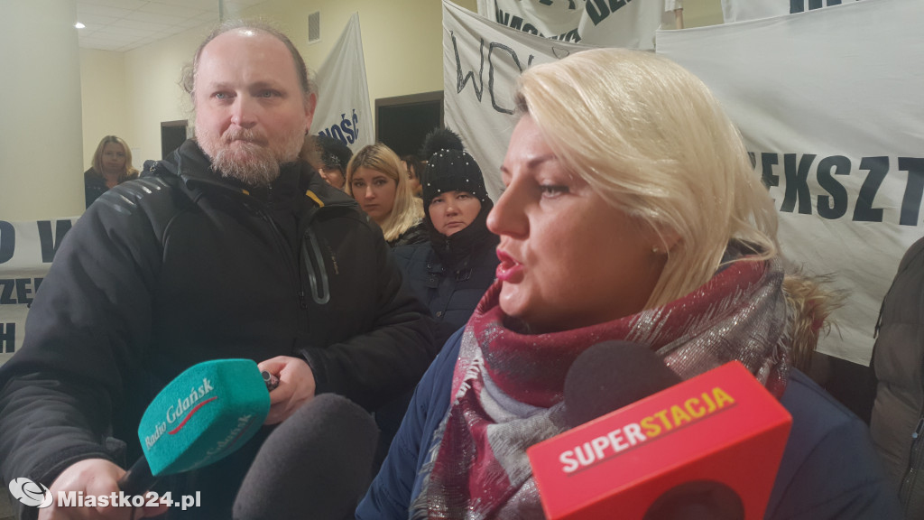 Reorganizacja oświaty - PROTEST  w ratuszu