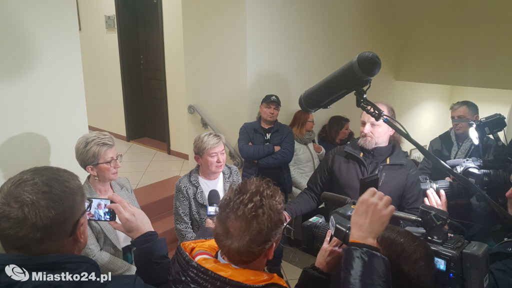 Reorganizacja oświaty - PROTEST  w ratuszu