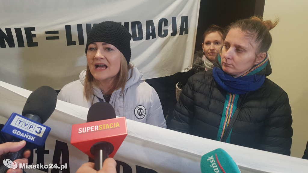 Reorganizacja oświaty - PROTEST  w ratuszu