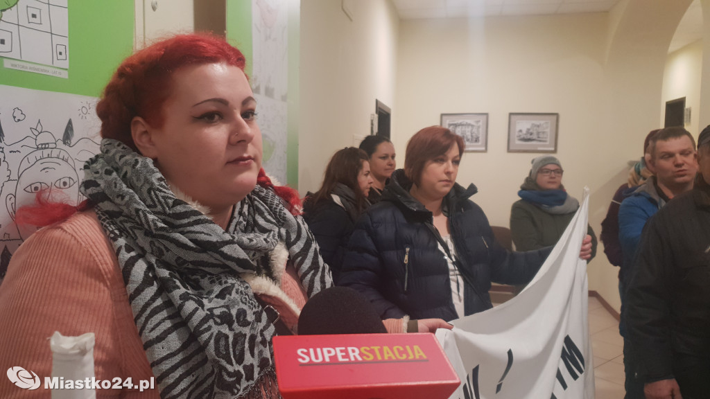 Reorganizacja oświaty - PROTEST  w ratuszu