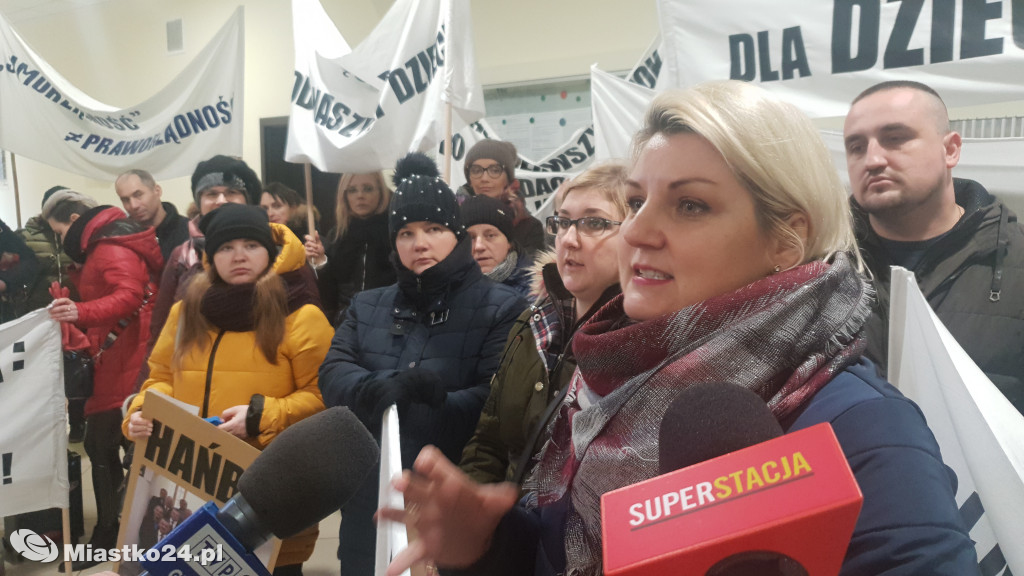 Reorganizacja oświaty - PROTEST  w ratuszu