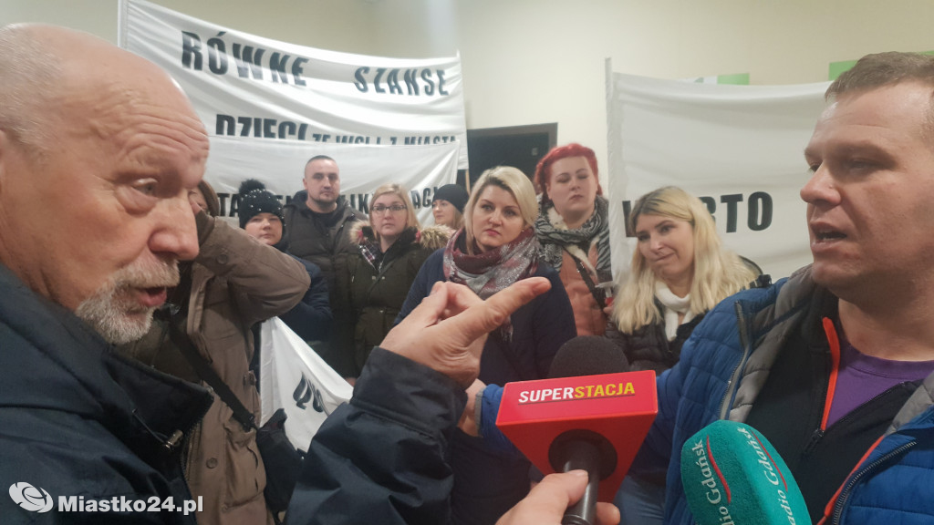 Reorganizacja oświaty - PROTEST  w ratuszu