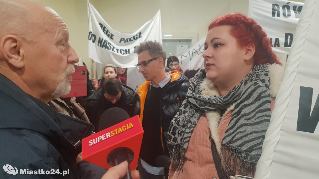 Reorganizacja oświaty - PROTEST  w ratuszu