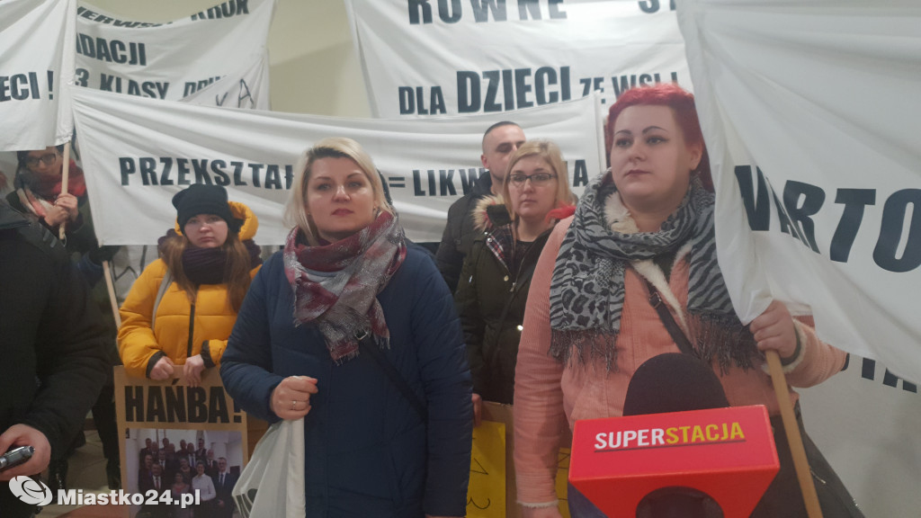 Reorganizacja oświaty - PROTEST  w ratuszu