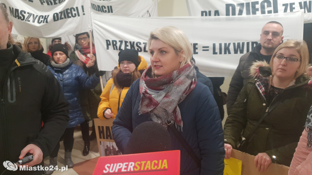 Reorganizacja oświaty - PROTEST  w ratuszu