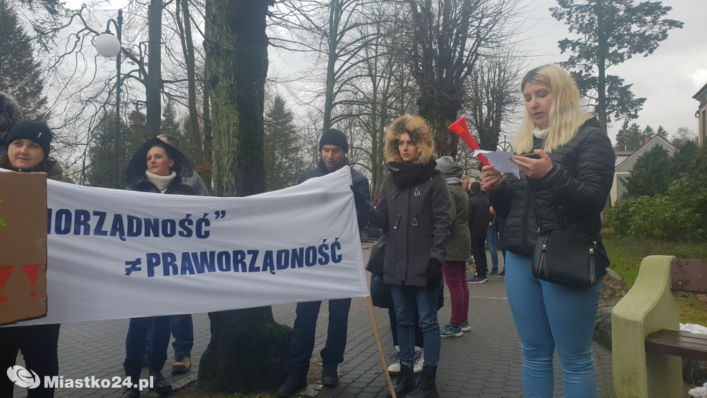 Reorganizacja oświaty - PROTEST  w ratuszu