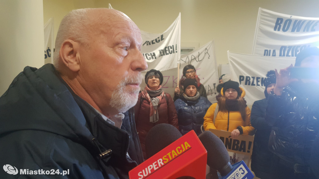 Reorganizacja oświaty - PROTEST  w ratuszu