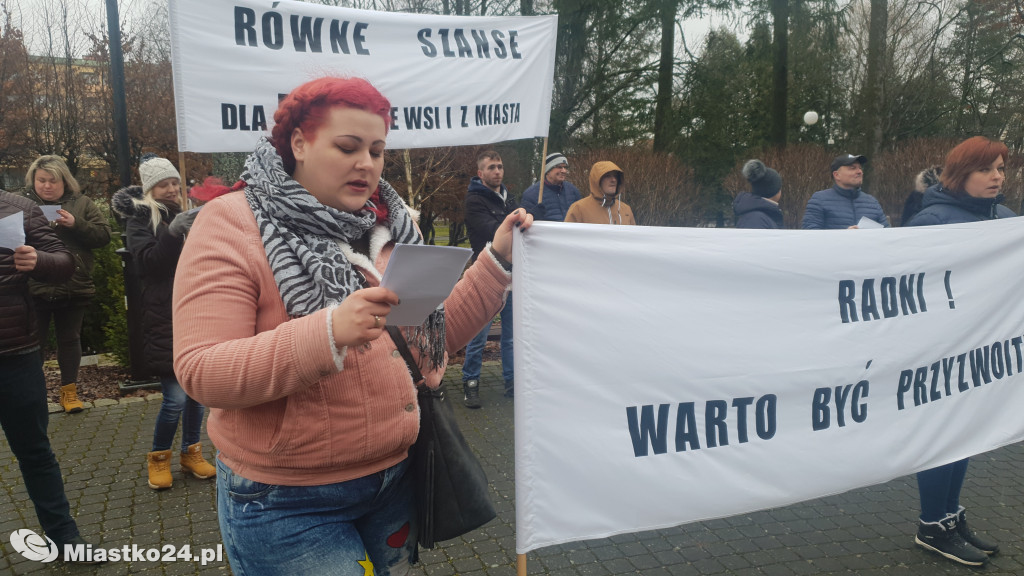 Reorganizacja oświaty - PROTEST  w ratuszu