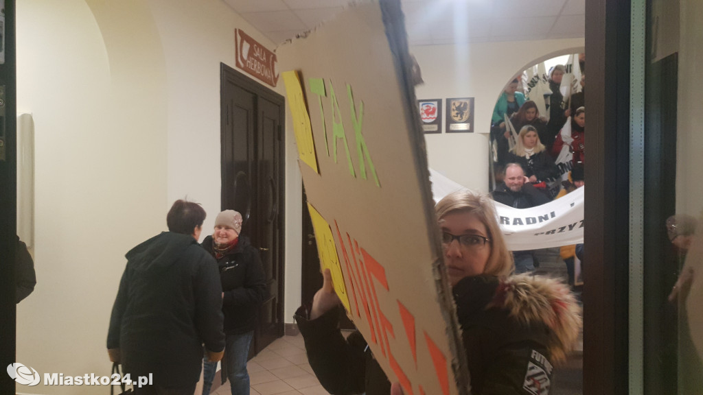 Reorganizacja oświaty - PROTEST  w ratuszu