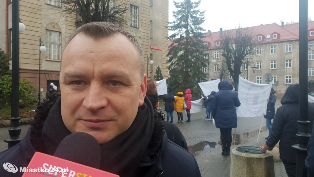 Reorganizacja oświaty - PROTEST  w ratuszu