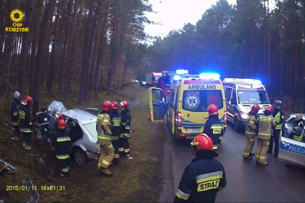 Uderzył w drzewo. Wiózł dziecko. 100 km/h