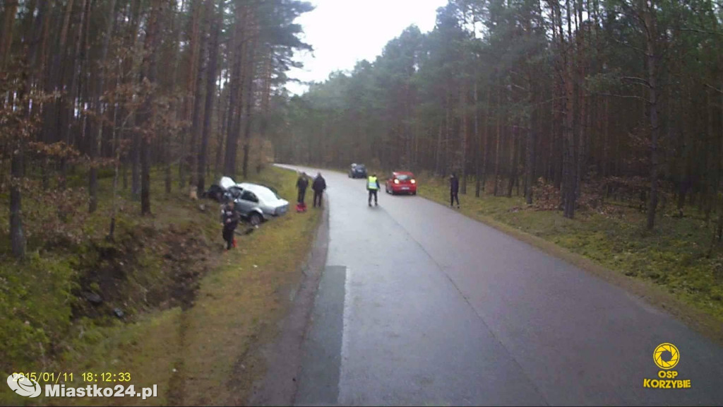 Uderzył w drzewo. Wiózł dziecko. 100 km/h