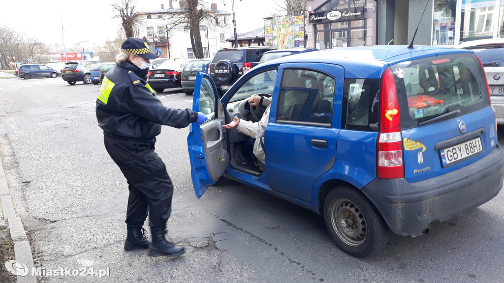 Gmina Miastko rozdaje maseczki i dezynfekuje