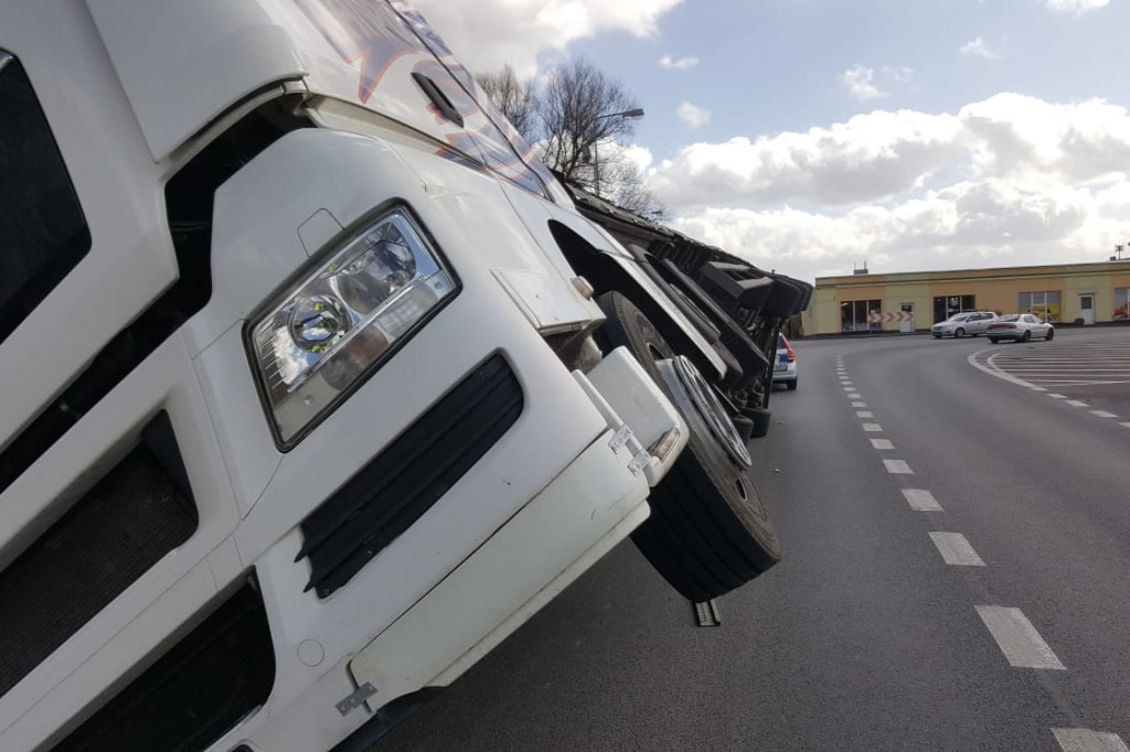 Ciężarówka z makulaturą przewróciła się przy rynku