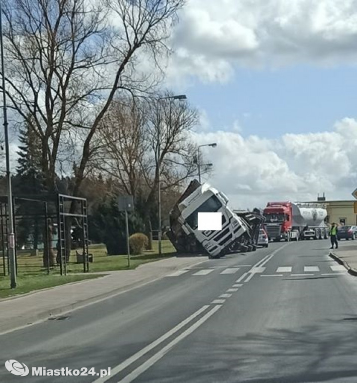 Ciężarówka z makulaturą przewróciła się przy rynku